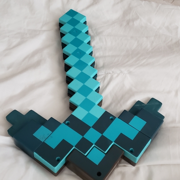 Minecraft Transforming into a Sword or Pickaxe toy - Picture 3 of 4